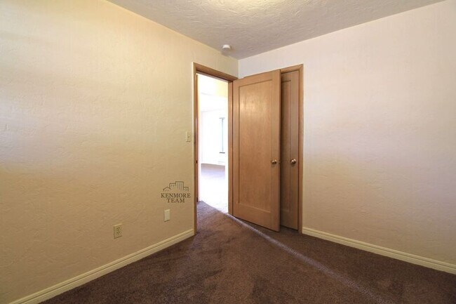 Building Photo - 2 N Palouse St