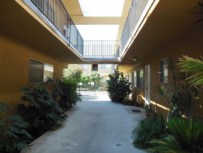 Building Photo - 5445 Lindley Ave