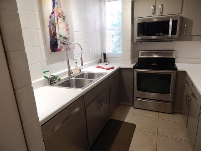 Building Photo - 904 A-5 Brightwood Manor