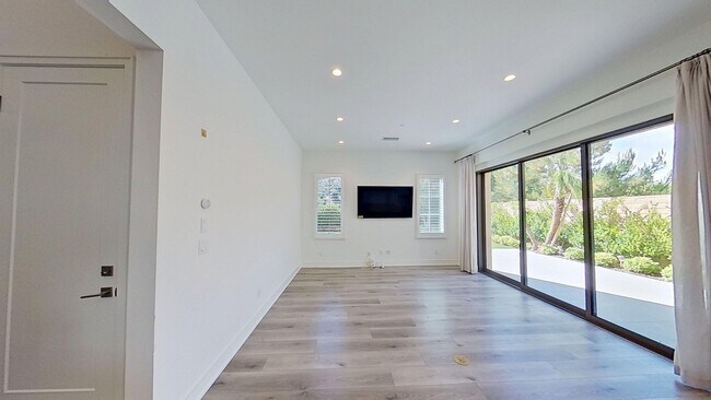 Building Photo - 147 Winnett