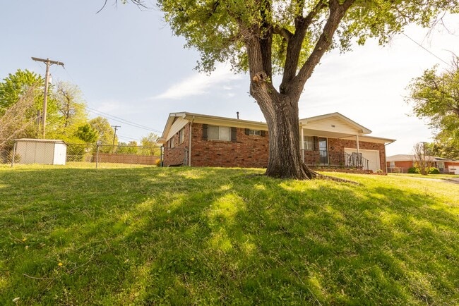 Building Photo - 3 Bed 1.5 Bath in Great Midtown Location!