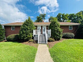 Building Photo - 208 Broce Dr