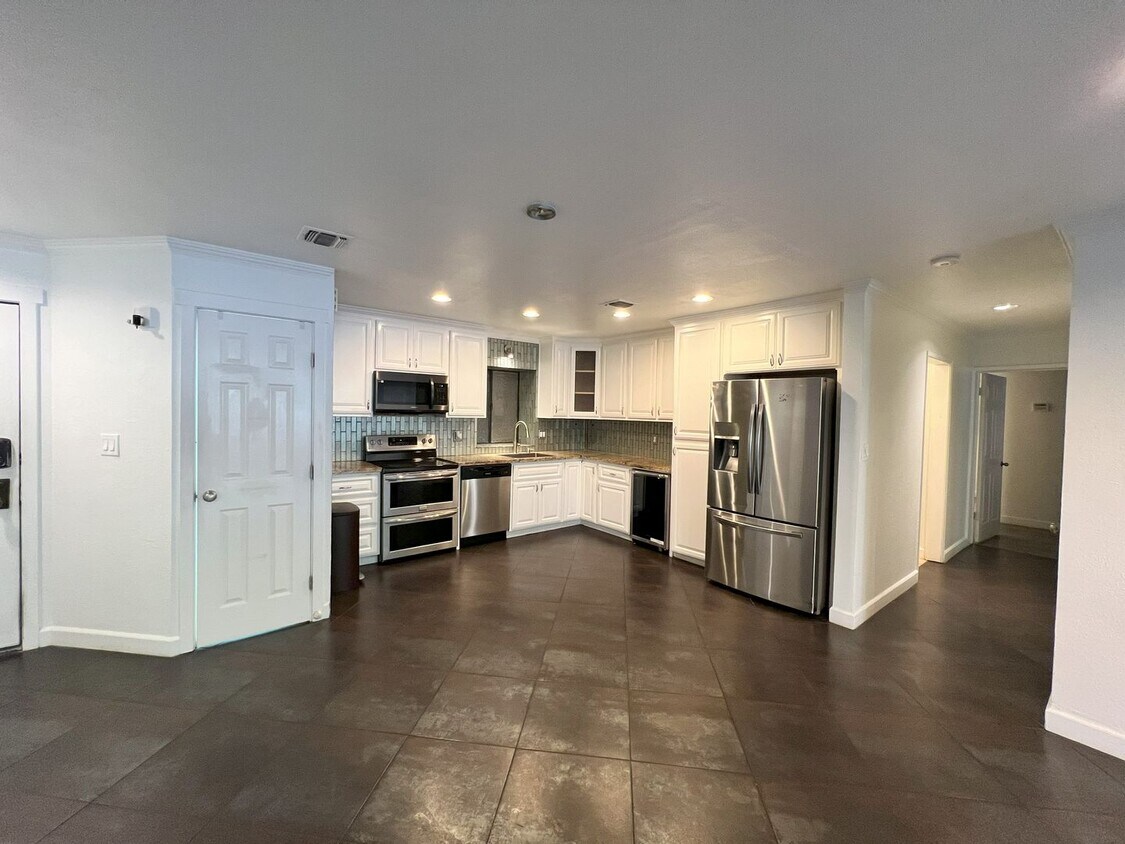 Foto principal - Remodeled 2 Bed, 2 Bath Unit in Downtown S...