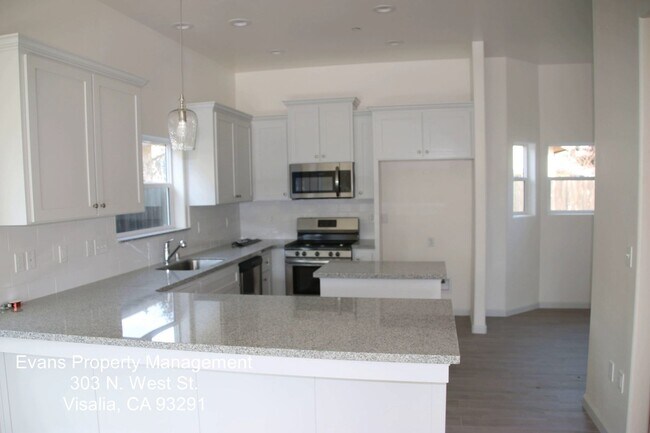 Building Photo - Must see newer home near Scroth park!