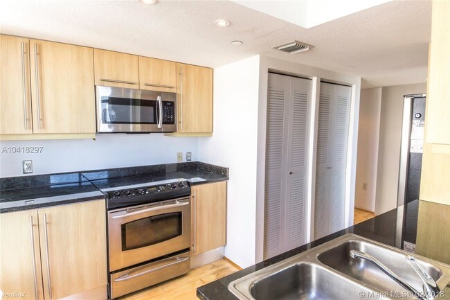 Building Photo - 7601 Collins Ave