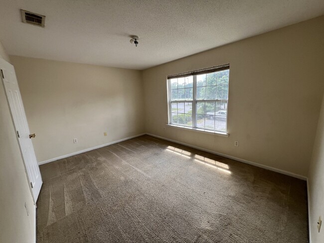 Building Photo - Apartment For Rent