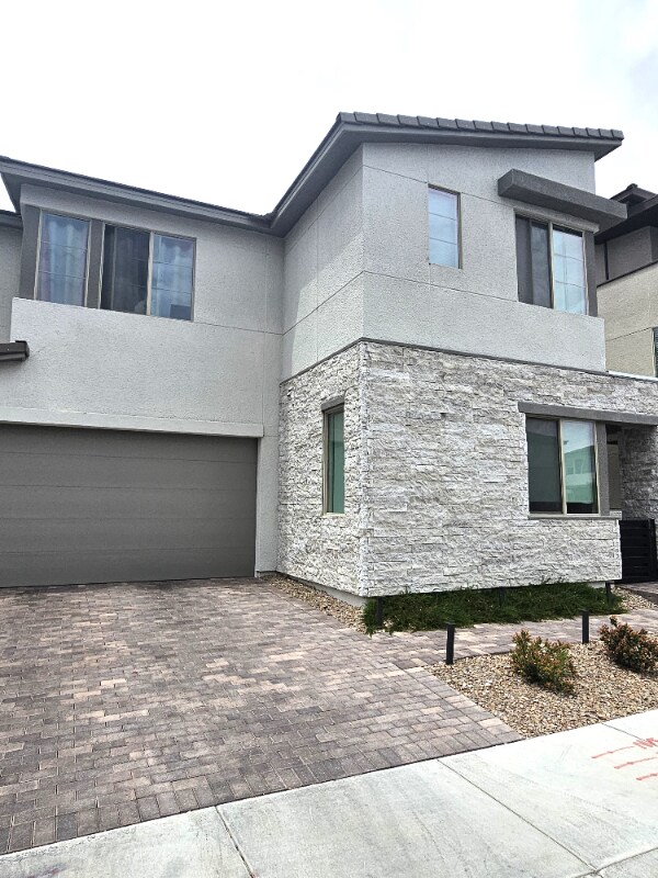 Foto principal - 6333 Redstone Hls Dr