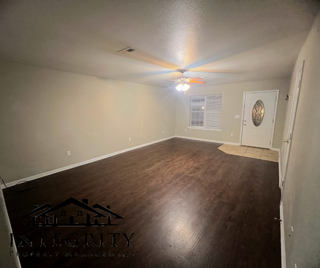 Foto del edificio - 16232 Holy Cross Ln