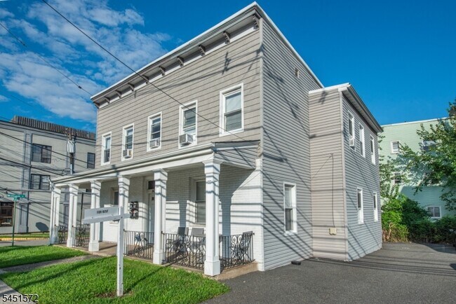 Foto del edificio - 143 Valley Rd