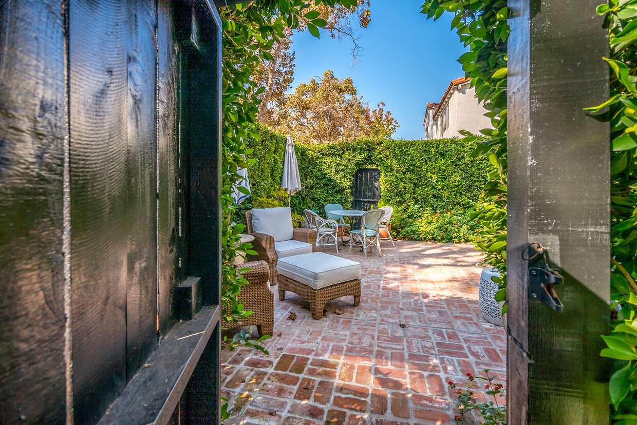 Foto principal - 458 S Bedford Dr