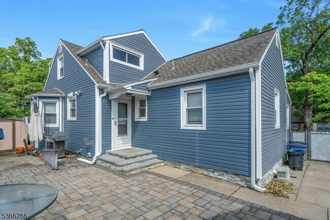 Building Photo - 44 E Spring Valley Ave