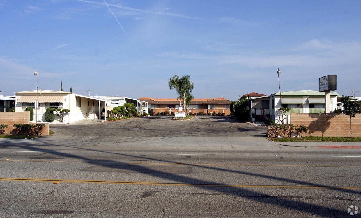 Friendly Village Mobile Home Park Apartments in Long Beach, CA