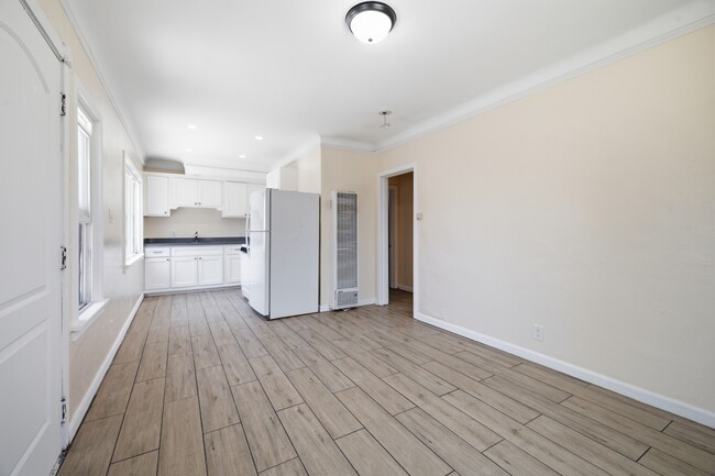 Photo - 612 E 87th St (Los Angeles, CA) Apartment