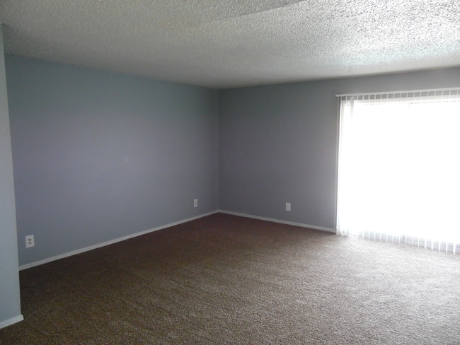 Sala de estar renovada $540.00 - Wood Creek Apartments