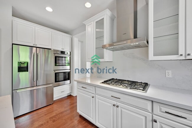 Building Photo - 4 BED & 2.5 SINGLE FAMILY HOUSE FOR RENT