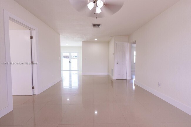 Foto del edificio - 12905 SW 49th St