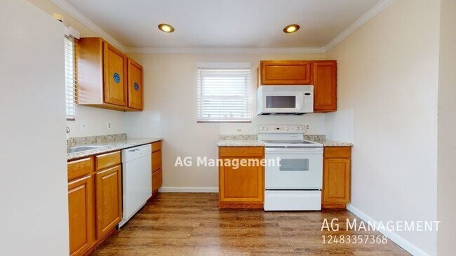 Building Photo - 18 E Yale - Spacious Pontiac 3Bed/1.5Bath