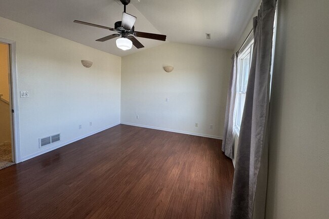 Foto del edificio - MOVE-IN SPECIAL! $500 OFF FIRST MONTH'S RENT! Large Townhome in North Ames