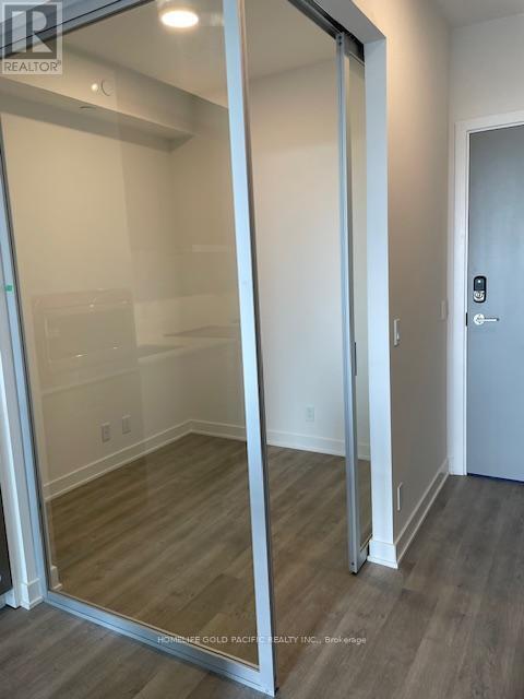 Photo du bâtiment - 50 Upper Mall Wy