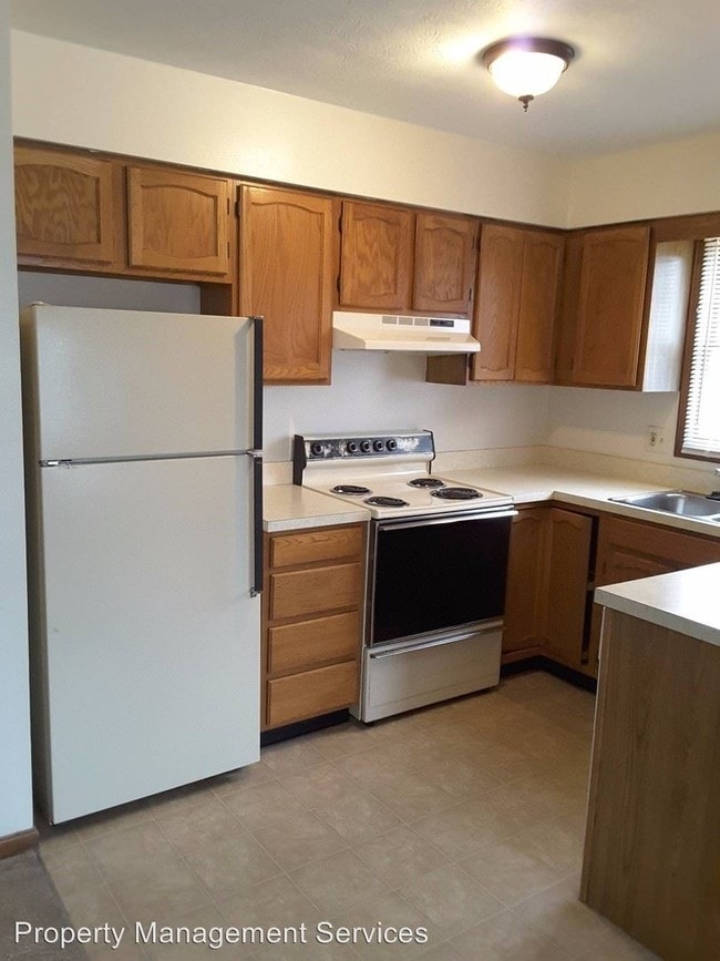 Building Photo - 120 S Silverwood Ln