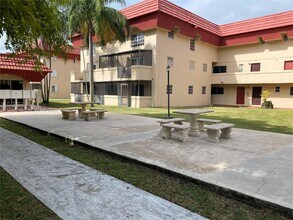 Building Photo - 10901 N Kendall Dr