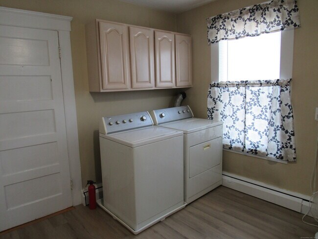 Building Photo - 87 William St