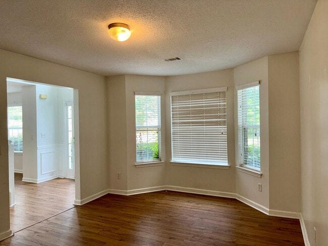 Building Photo - Huge 5 Bedroom Home with Sooo Much Space!