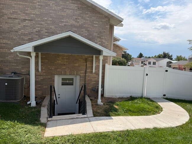 Building Photo - 1342 Hillsboro Dr