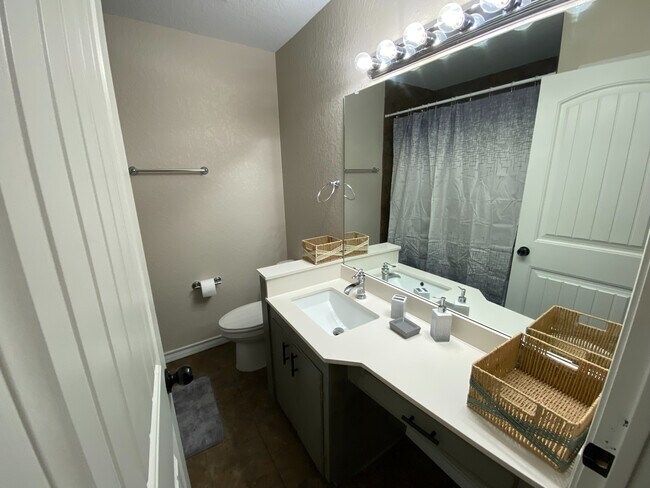 Foto del edificio - Room in House on Mark St