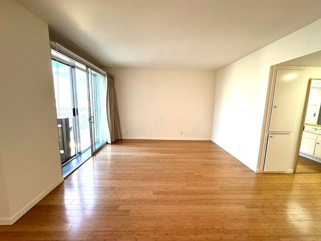 Foto del edificio - 321 S San Vicente Blvd