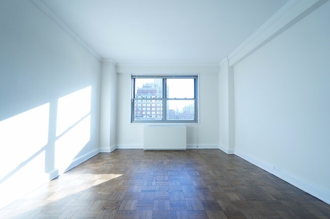 Building Photo - 353 E 83rd St