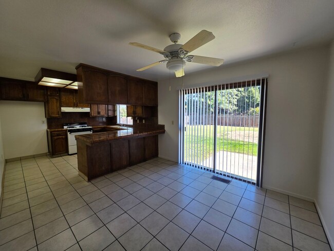 Foto del edificio - 3 Bedroom 2 Bathroom near shopping and restaurants!