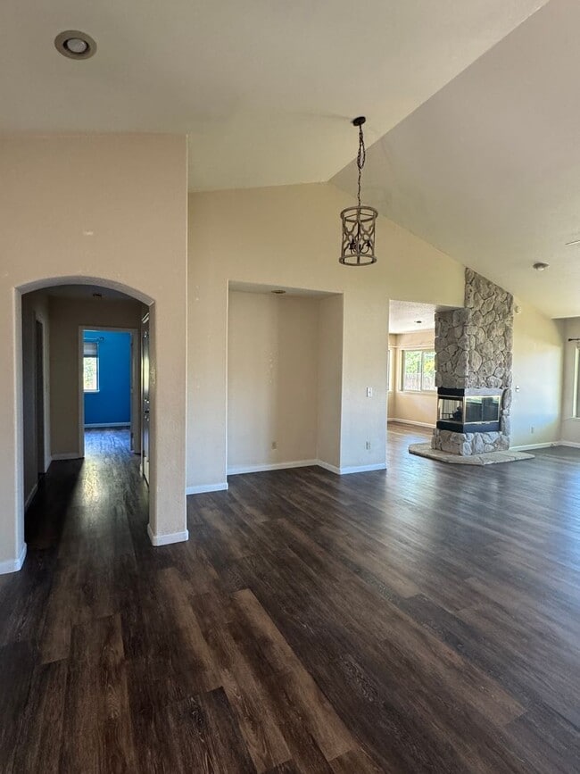 Building Photo - Beautiful Home Located in Gated Golf Course Community!!