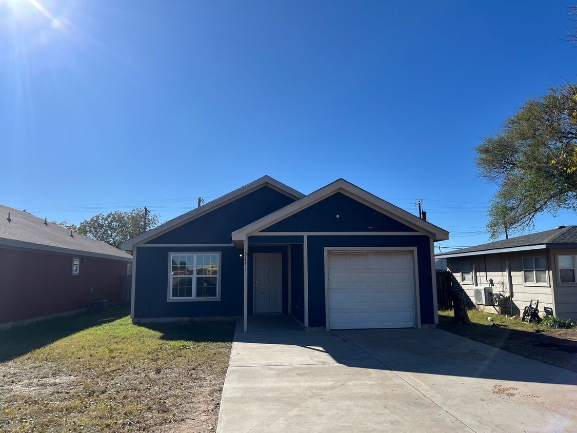 Foto principal - 3 bed / 2 bath 1 car garage in East Lubbock!