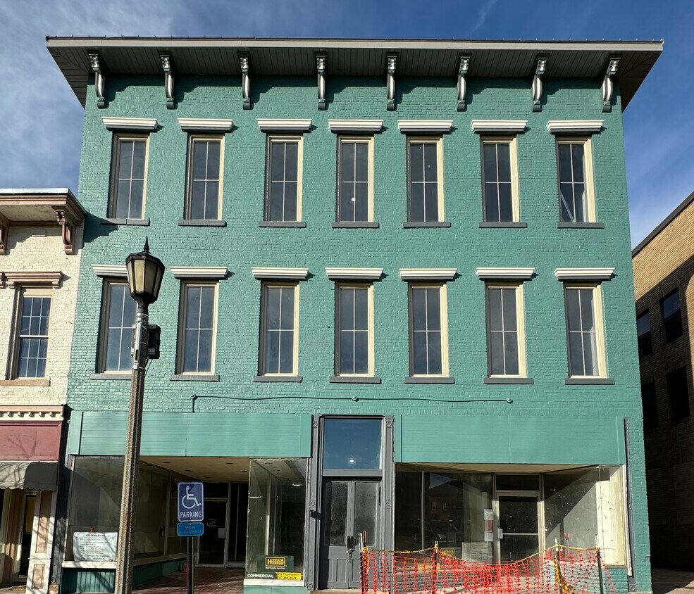 Primary Photo - 422 Main St