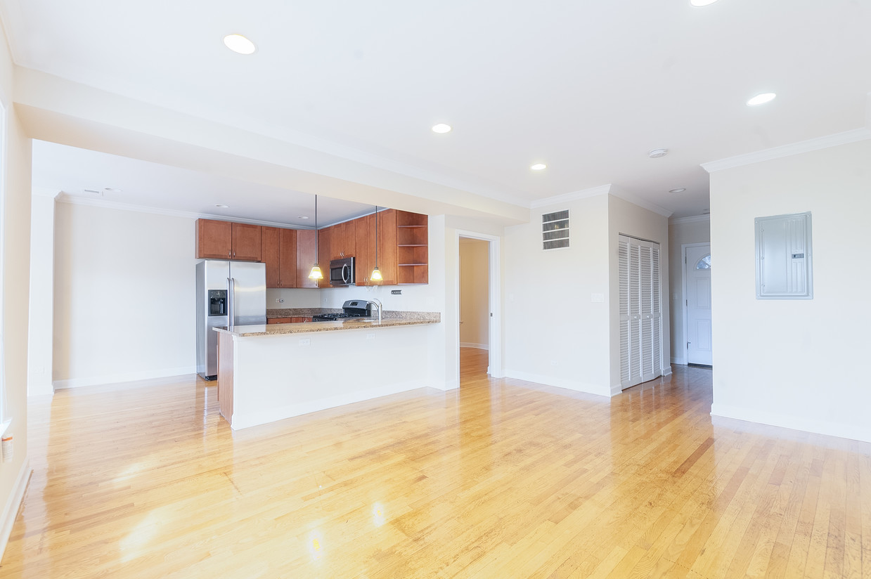 Foto principal - Luxurious 2bd 2ba with central HVAC and in...