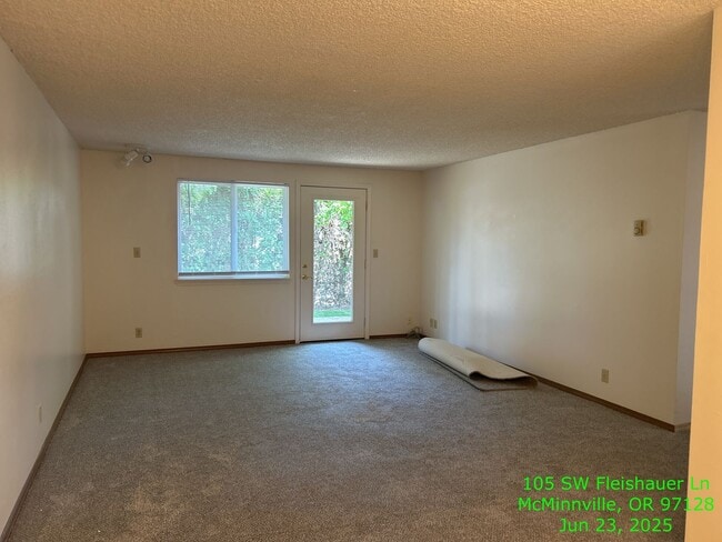 Building Photo - 103-105 SW Fleishauer Lane