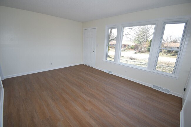 Building Photo - 3 Bedroom 1 1/2 Bath Pet Friendly Home For...