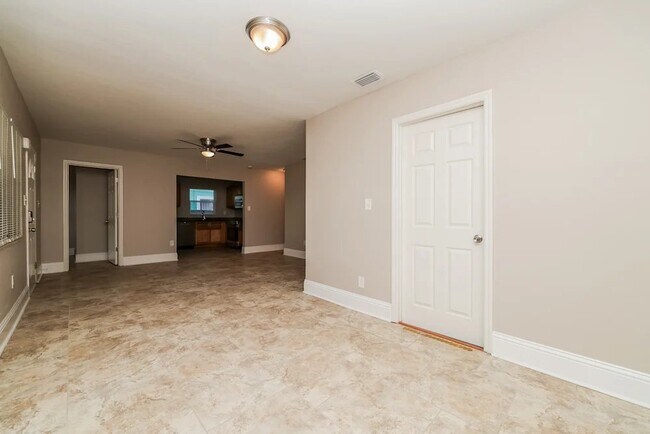 Foto del edificio - 3704 N Clearfield Ave