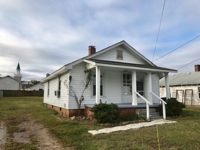 Building Photo - Adorable 2 bedroom 1 bathroom House . Loca...