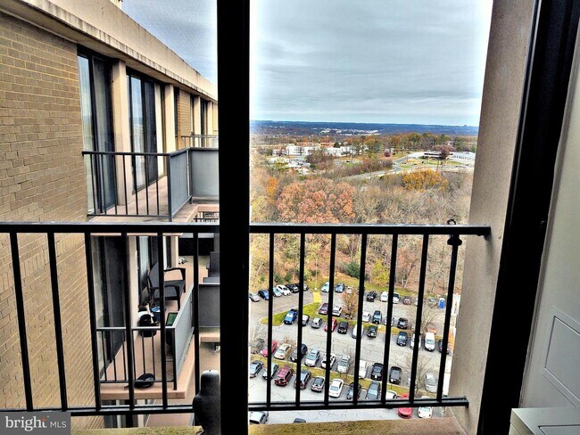 Foto del edificio - 6100 Westchester Park Dr