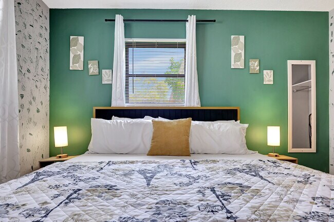 king bed - 3307 NE Jeannette Dr