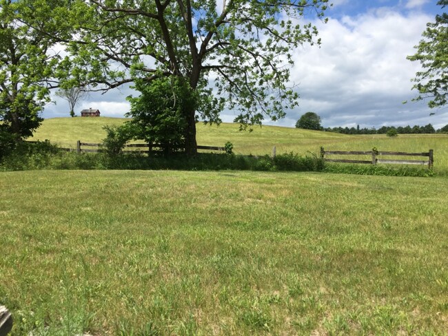 Foto del edificio - 36 Willowdale Farm Rd