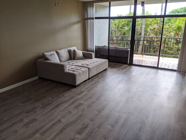 Foto del edificio - 3 bedrooms, 2 full bathrooms Quiet End Unit