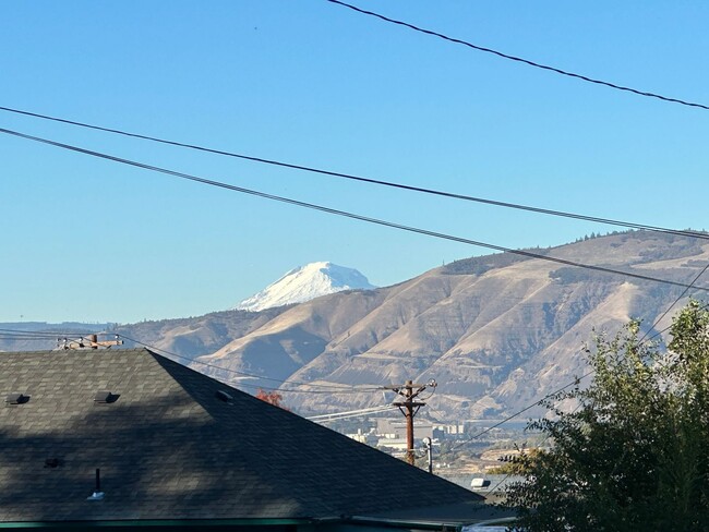 Building Photo - 4 Bedroom, 2 Bath home in The Dalles.