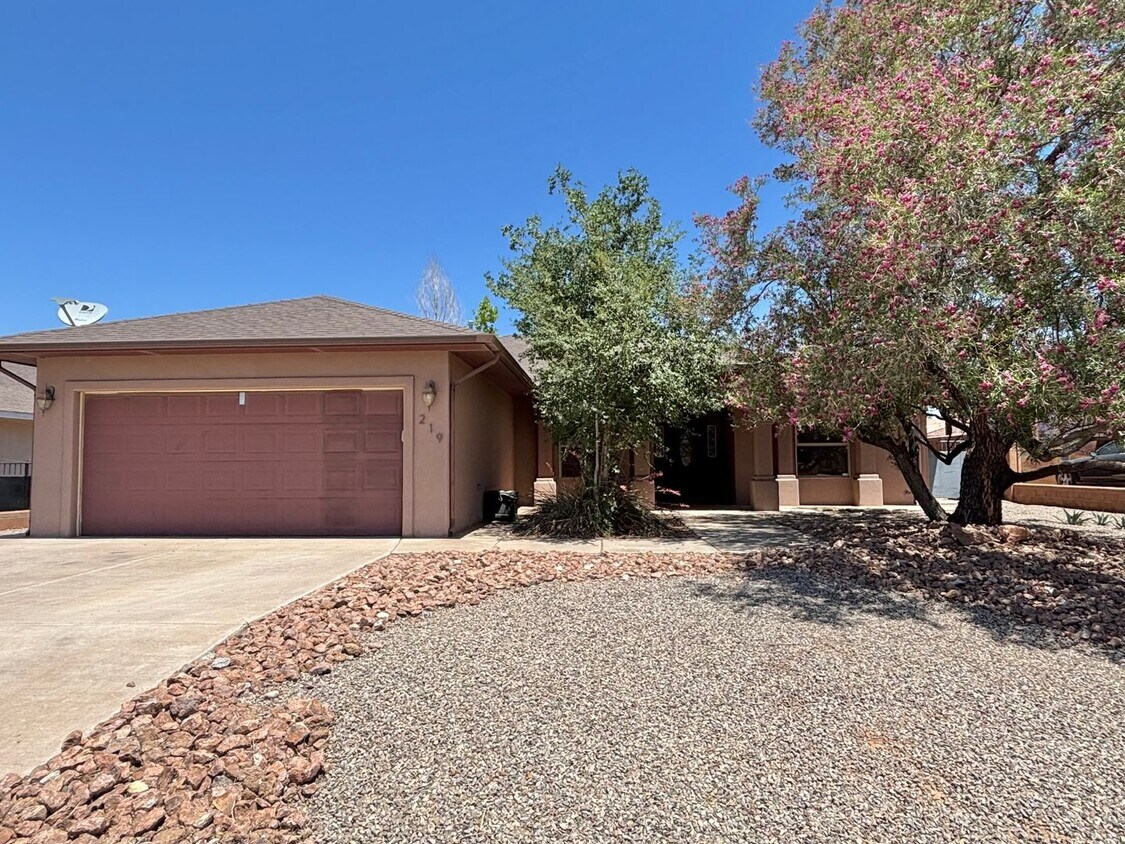 Foto principal - Spacious 4 Bedroom 2 Bath Home near Golf C...