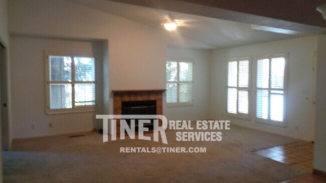 Foto del edificio - Spacious and Charming 2 Bed, 2 Bath Townho...