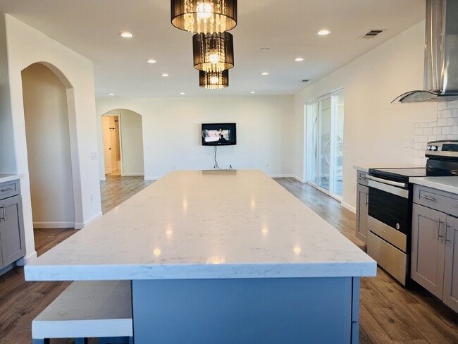 Building Photo - Gorgeous 3 bd, 2.5 ba on 1 acre