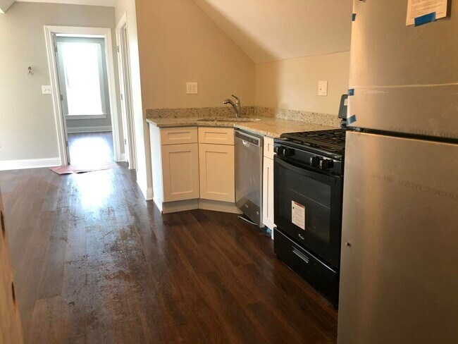Building Photo - 827 W 33rd Pl