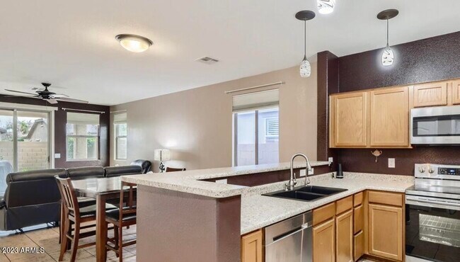 Foto del edificio - 17331 W Jefferson St